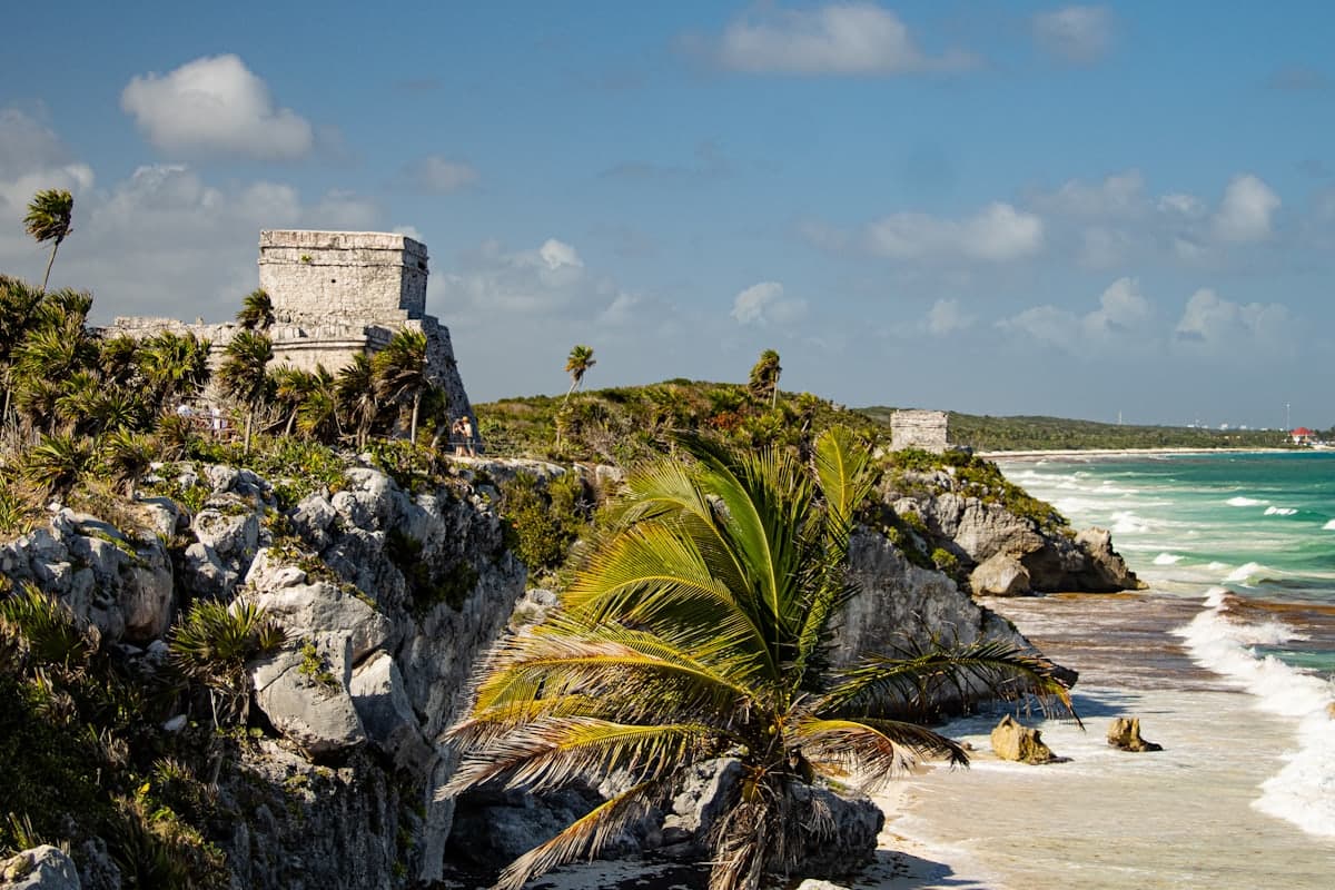 Ruinas mayas de Tulum sobre el acantilado y el mar Caribe