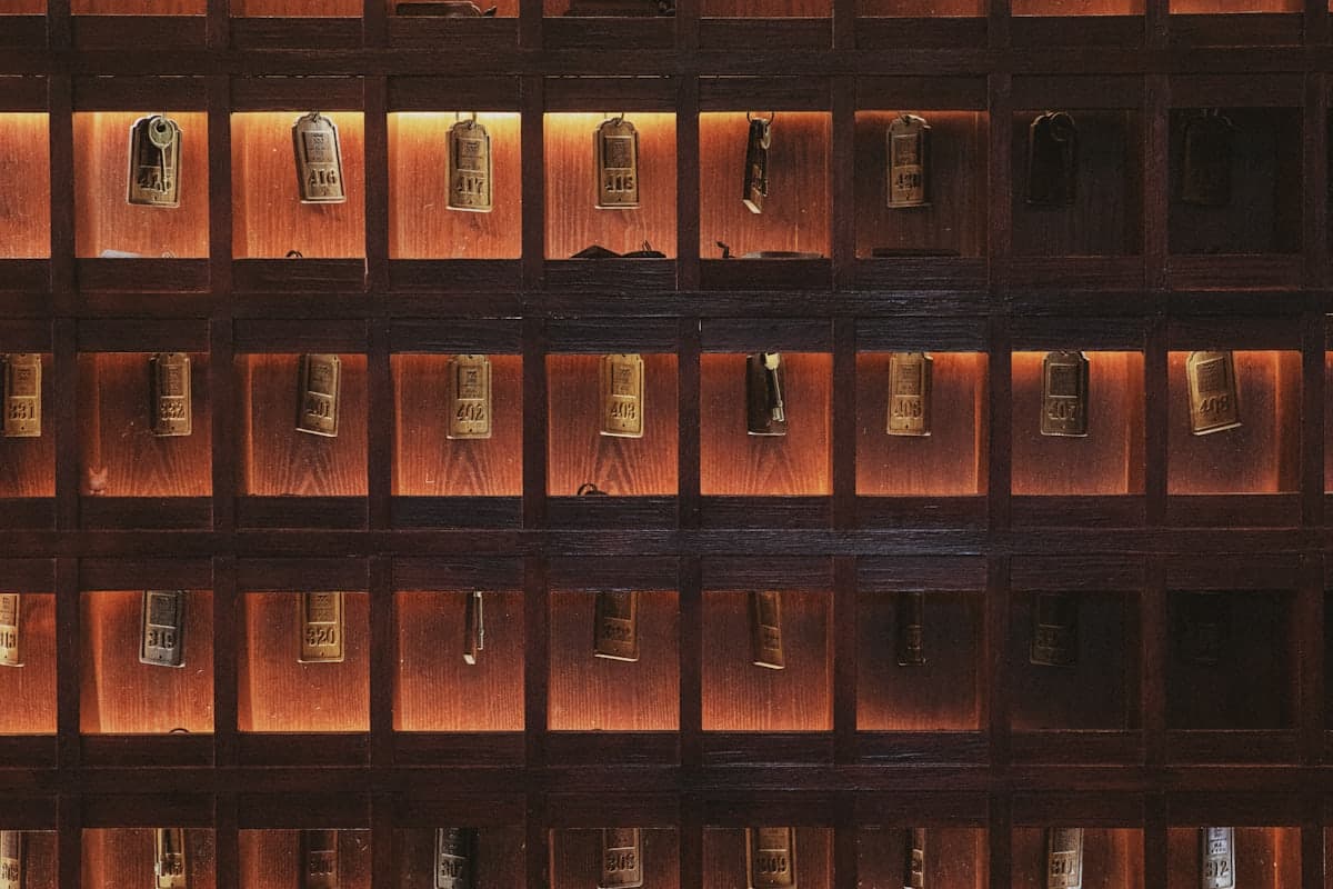 Casillero de madera con las llaves numeradas de las habitaciones de un hotel