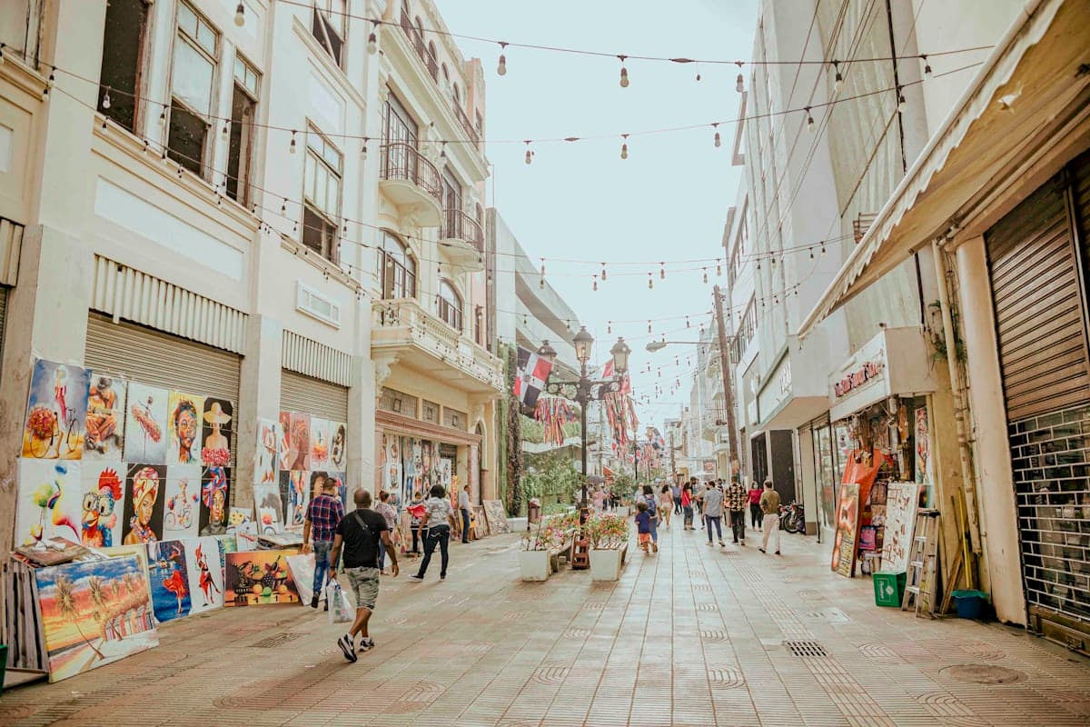 Calle peatonal de la Zona Colonial de Santo Domingo con cuadros a la venta